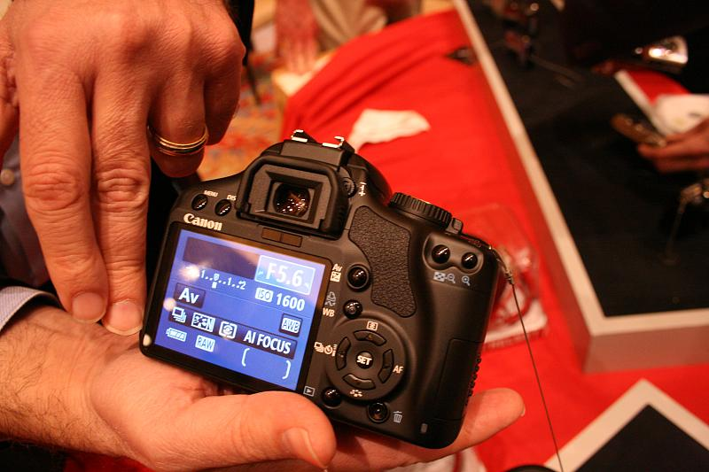 Illustration for article titled First Canon EOS Digital Rebel XSi Hands On: Your XTi Is Now Junk